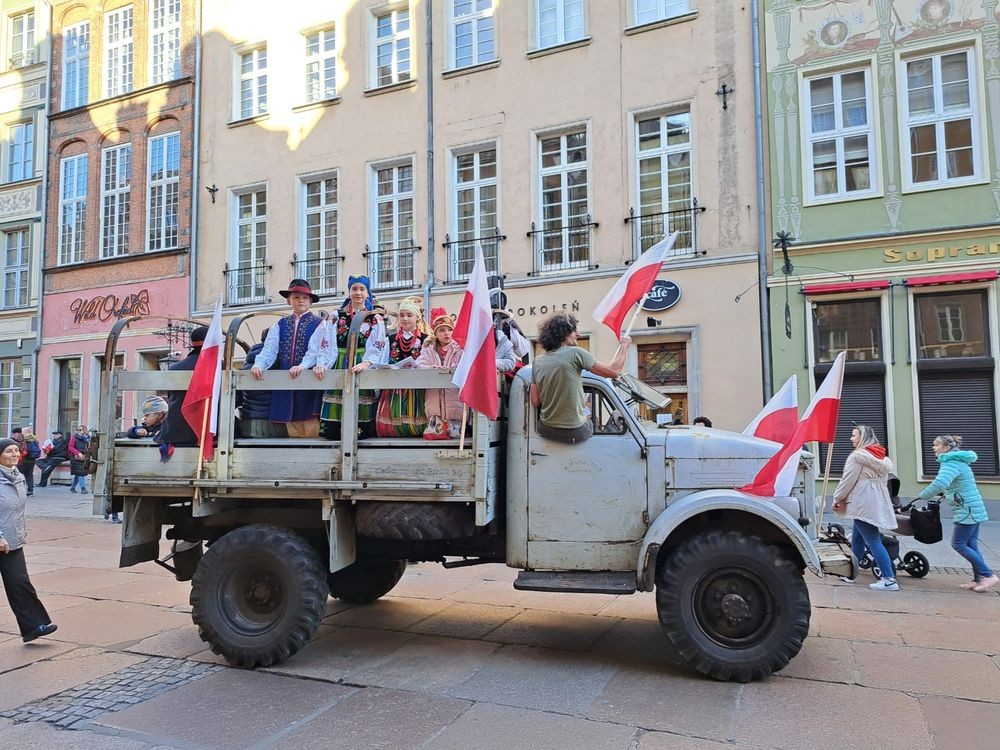 Członkowie zespołu Jagódki biorą udział w Paradzie Niepodległości w Gdańsku
