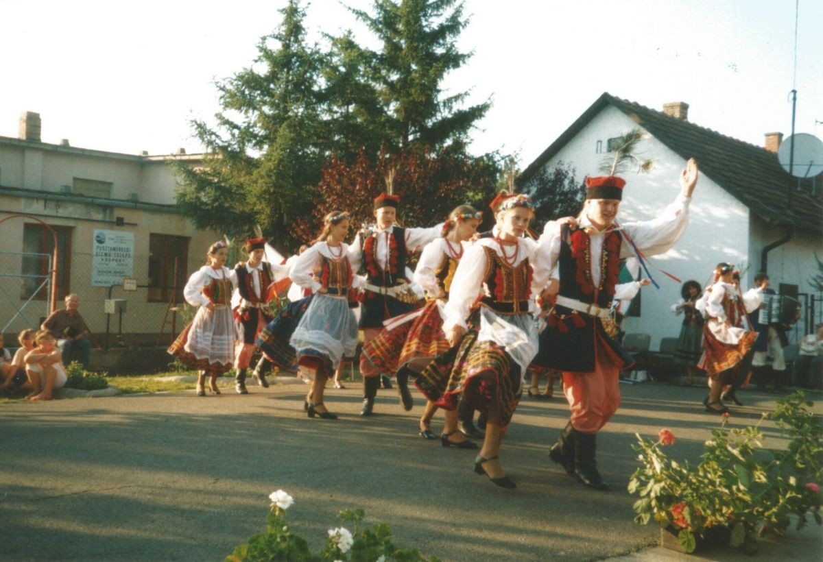 zespół Jagódki tańczy na ulicy