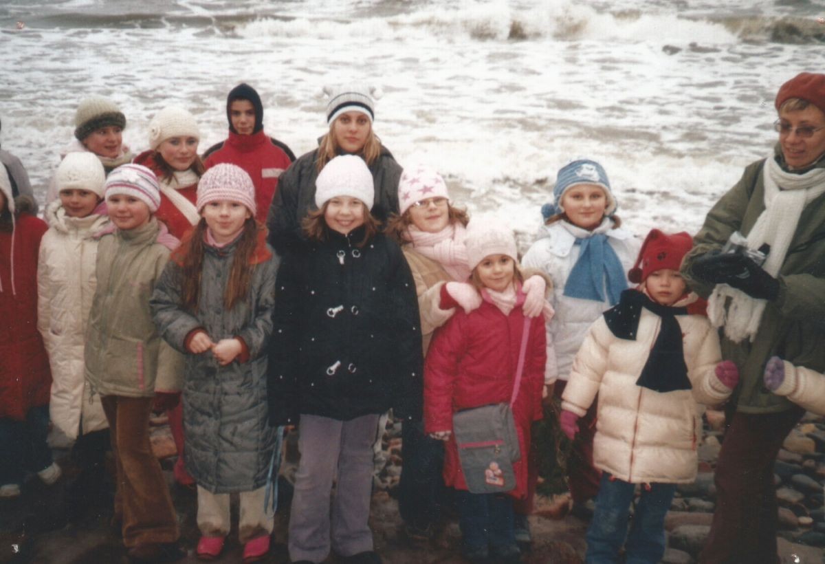 grupa dzieci na tle zimowego morza